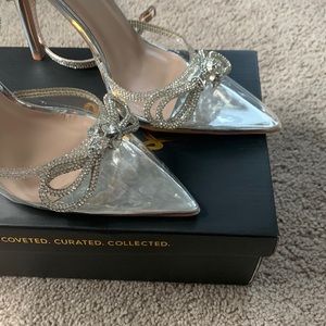 FESTIVE CLEAR HEELS WITH BOW
